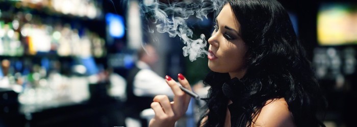 Lady Smokes a Quality E-cigarettes